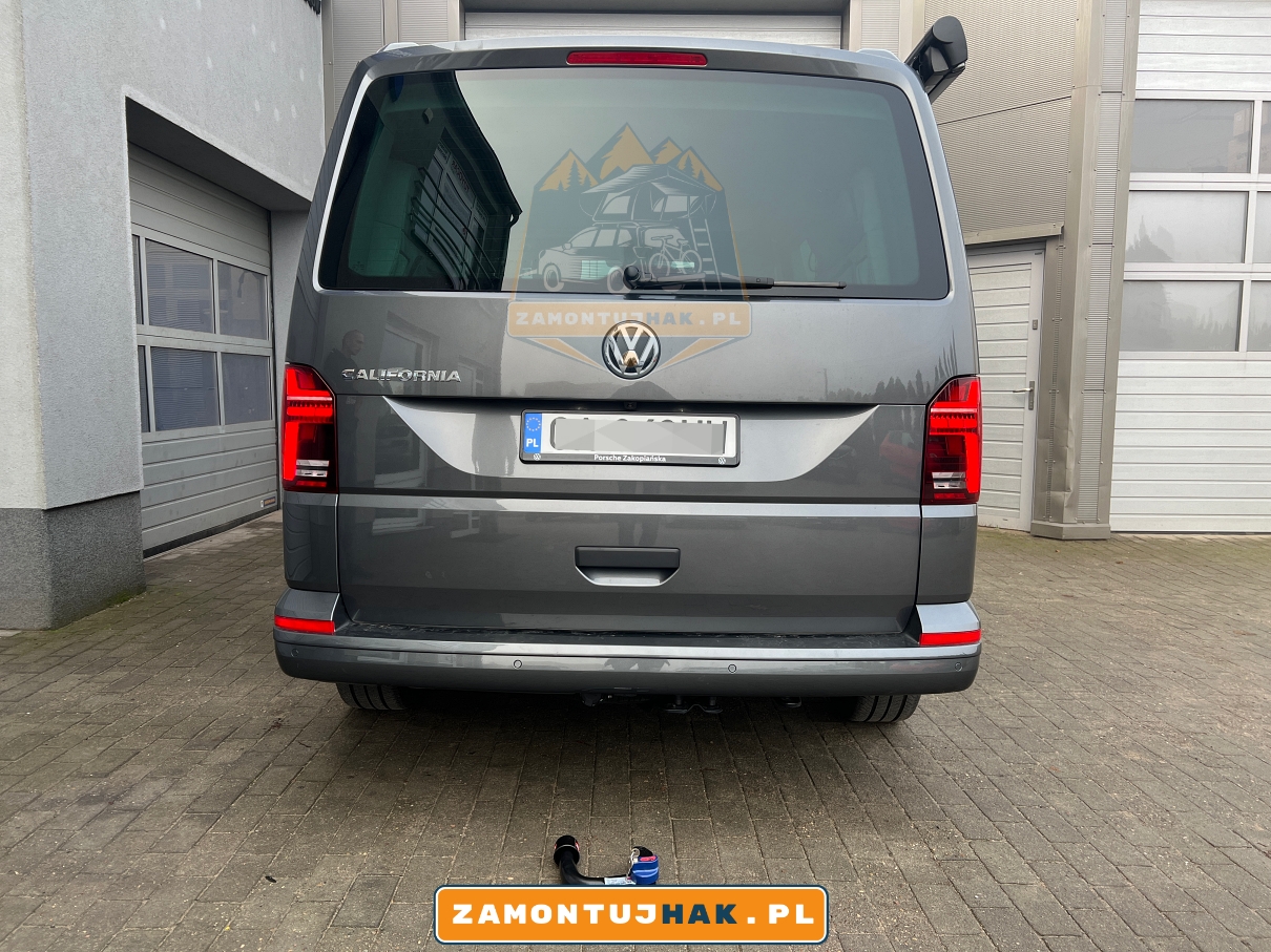 na zdjeciu volkswagen t6.1 california wersja beach z hakiem holowniczym